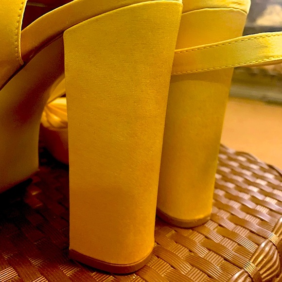 NEW H&M YELLOW SATIN PLATFORM BUCKLE SANDALS - Picture 4 of 15